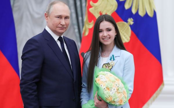 Путин сделал Валиевой подарок во время приема в Кремле 