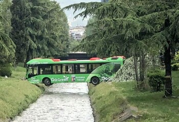 В Албании автобус застрял над рекой
