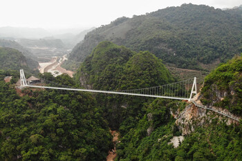Во Вьетнаме открыт самый длинный в мире мост со стеклянным полом